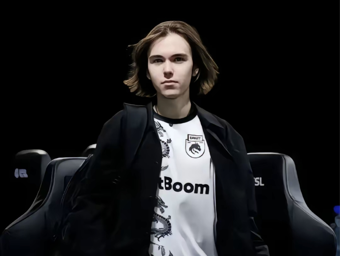 Life谈英雄池： 会根据FPX阵容需要去做搭配 有经验所以玩的多