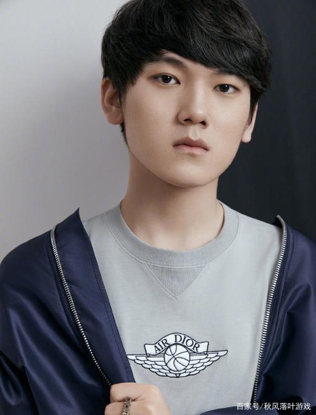 拿下强敌WBG后，BLG众人聚餐吃日料：绿毛在场，主教练Tabe比心